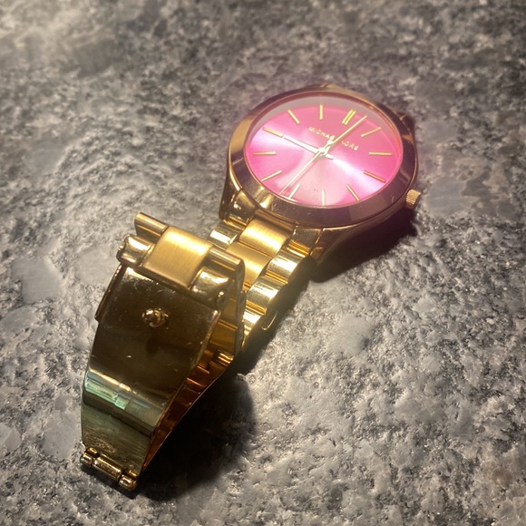 Michael Kors Runway Pink Dial Ladies Watch - Picture 3 of 9